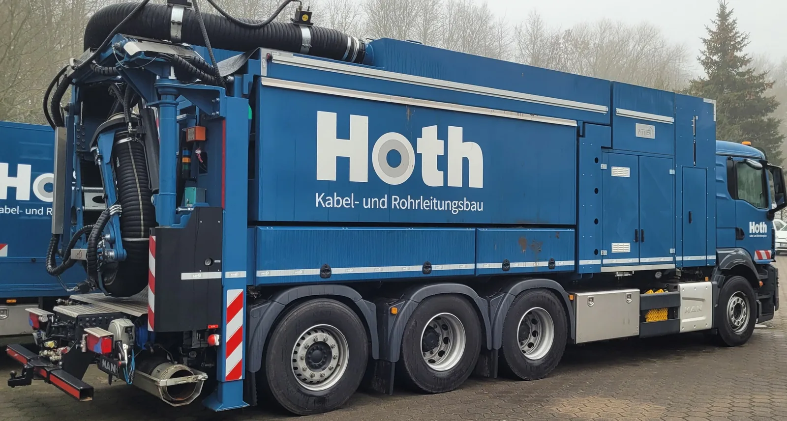 Saugbagger-Lkw mit der Aufschrift Hoth Kabel- und Rohrleitungsbau