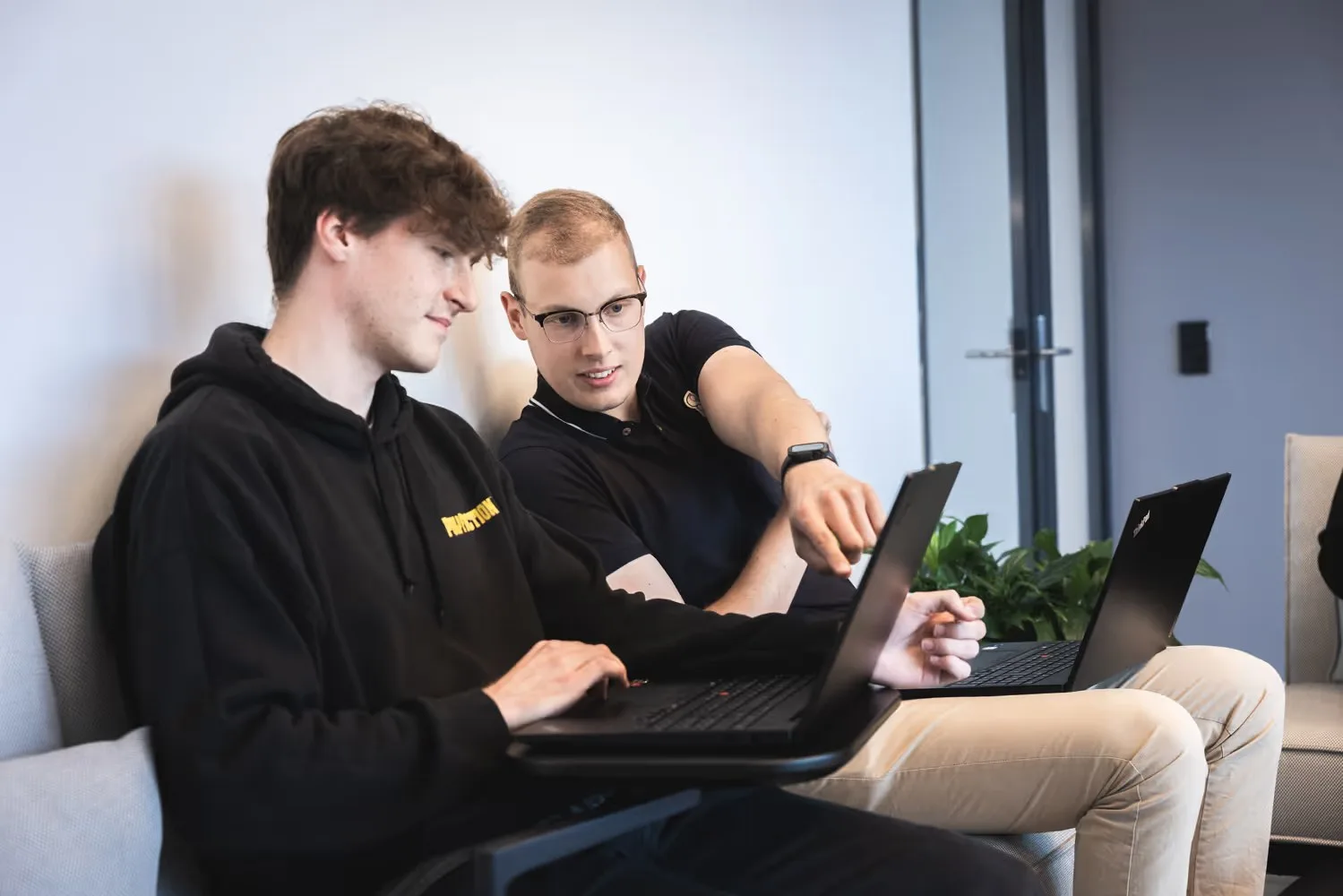 Zwei Auszubildende arbeiten gemeinsam am Laptop