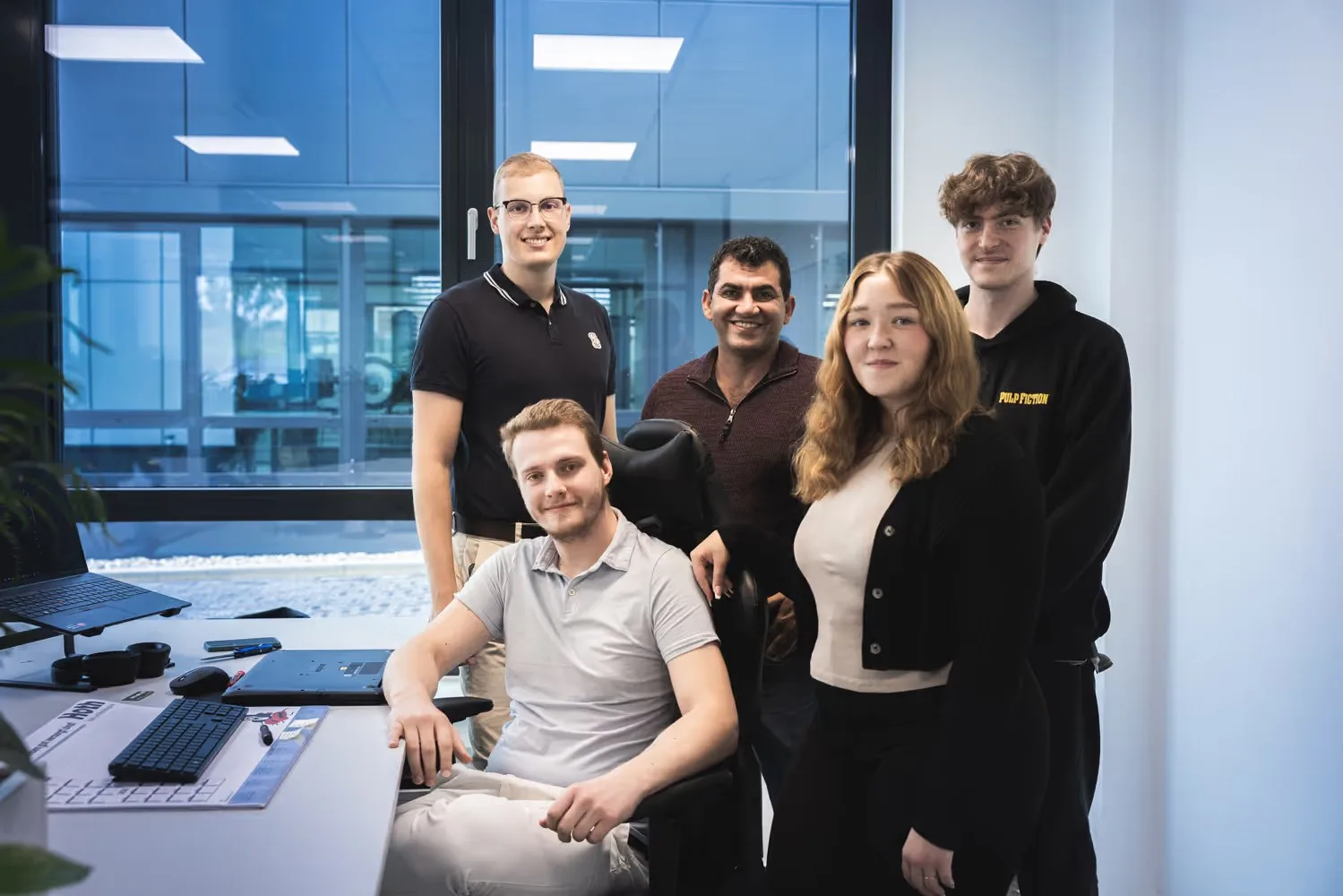 Gruppe von sechs Auszubildenden im Büro